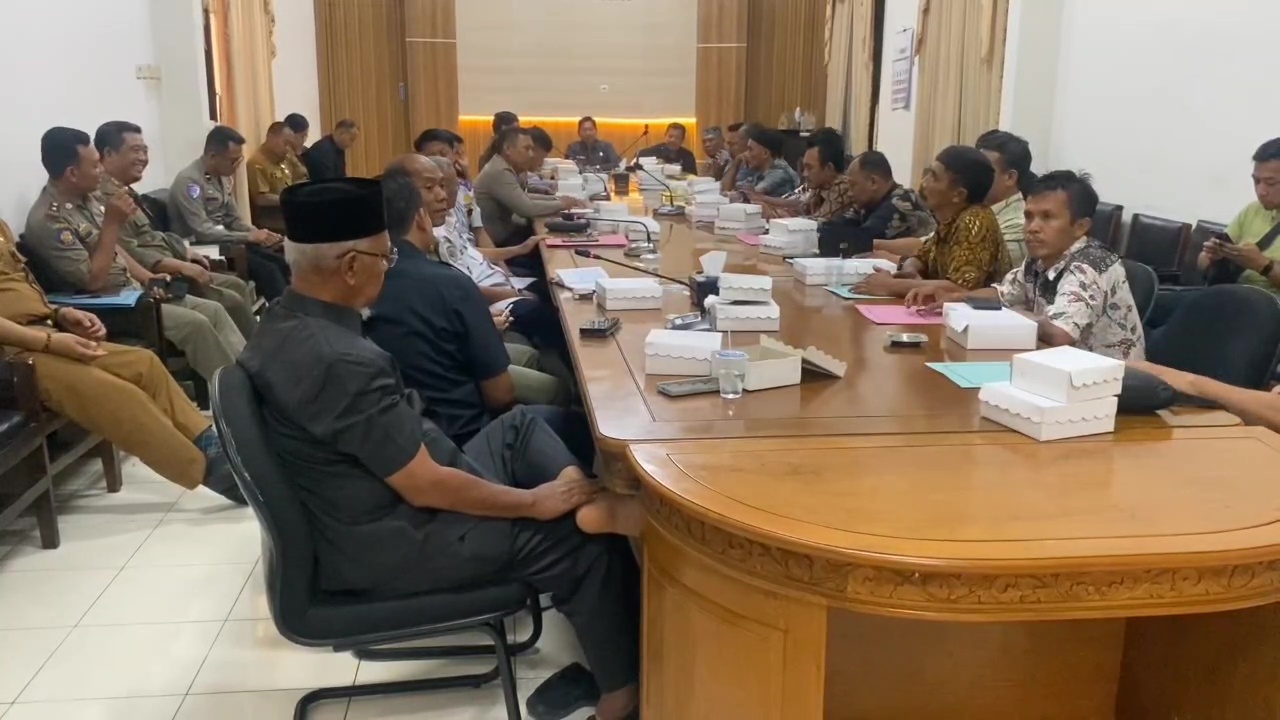 Sopir Bus Adukan Kereta Kelinci Ilegal dalam RDP DPRD Ponorogo