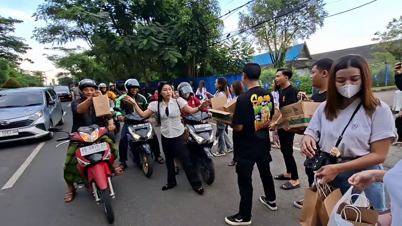 Ramadan Berkah, Ratusan Pekerja THM Bagikan 1.500 Takjil