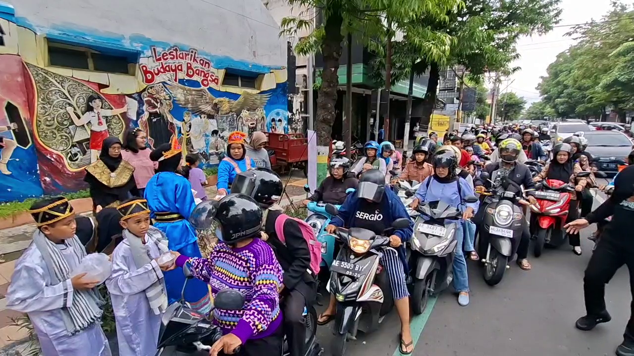 Fenomena Takjil Hunter, Ratusan Warga Serbu Ribuan Takjil Gratis di Kota Madiun
