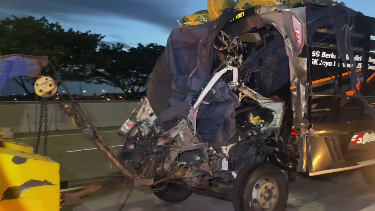 Truk Sayur Tabrak Belakang Tronton di Tol Solo–Ngawi, 1 Korban Tewas
