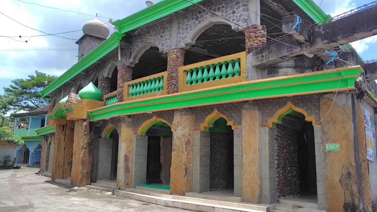 Masjid Batu Ngawi Ditopang 43 Batu Alam Berukuran Besar Dan Dihiasi 15 Ribu Akik