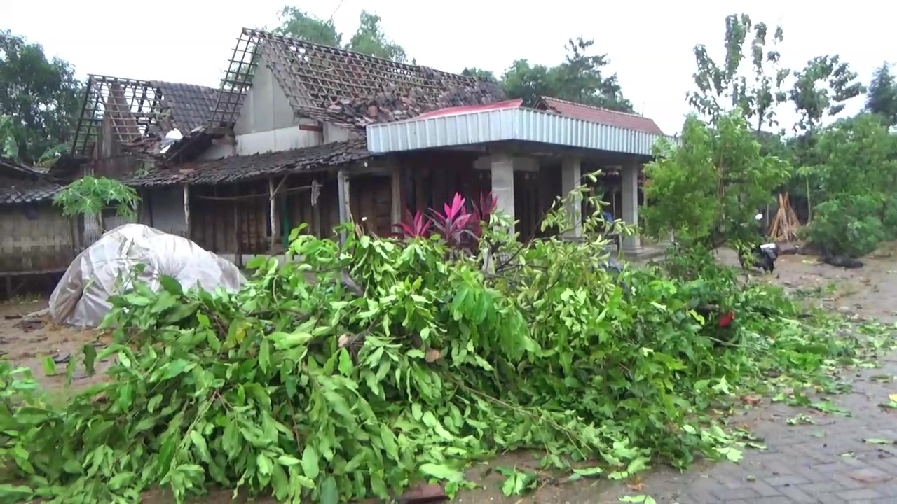 Puluhan Rumah Rusak Diterjang Puting Beliung